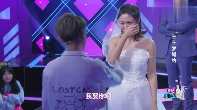 被弃养的狗狗宁愿受冻,也不进好心人搭的狗窝,因为看不到主人